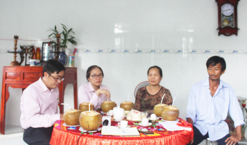 Gia đình bà Đỗ Thị Kim Tâm (thứ 2, phải qua) có được ngôi nhà khang trang nhờ vay vốn Ngân hàng Chính sách Xã hội tỉnh theo Chương trình cho vay nhà ở xã hội
