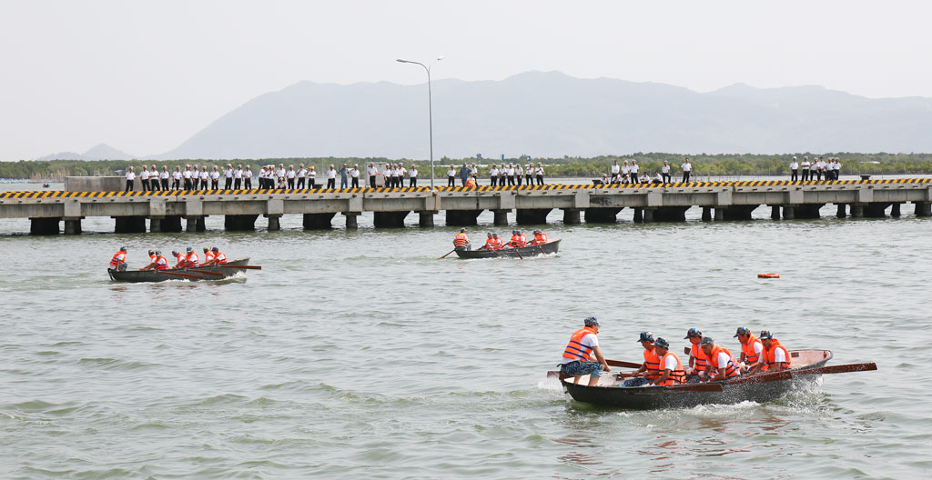 Hội thao đua thuyền trong Lễ ra quân huấn luyện của Lữ đoàn 167 Hải quân