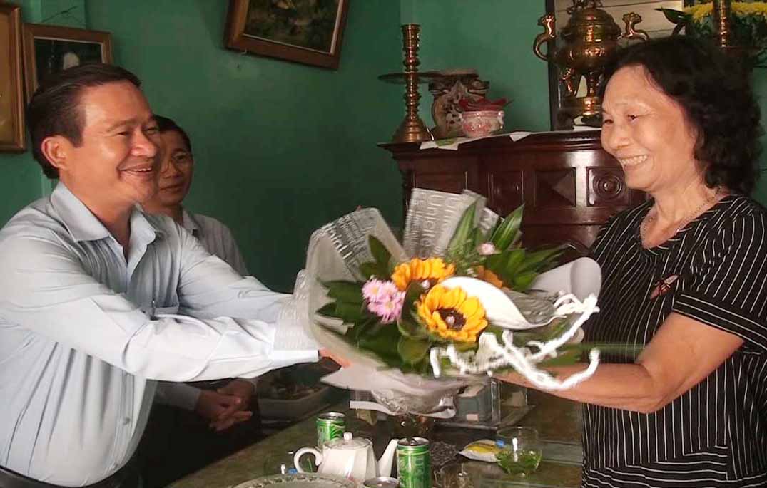 Chủ tịch UBND huyện - Nguyễn Tuấn Thanh tặng hoa và quà Nhà giáo ưu tú Lê Thị Bạch Vân