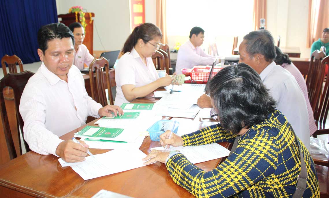 Ngân hàng Chính sách xã hội huyện Cần Đước cho vay học sinh, sinh viên tại các điểm ở các xã, thị trấn