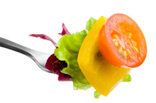 Đẩy lùi cơn đói: Bạn có thể chế biến salad theo nhiều cách, với nhiều màu sắc và hình dạng khác nhau, khiến chúng trở nên hấp dẫn hơn. Salad rau tươi giúp thỏa mãn khẩu vị và đẩy lùi cơn đói.