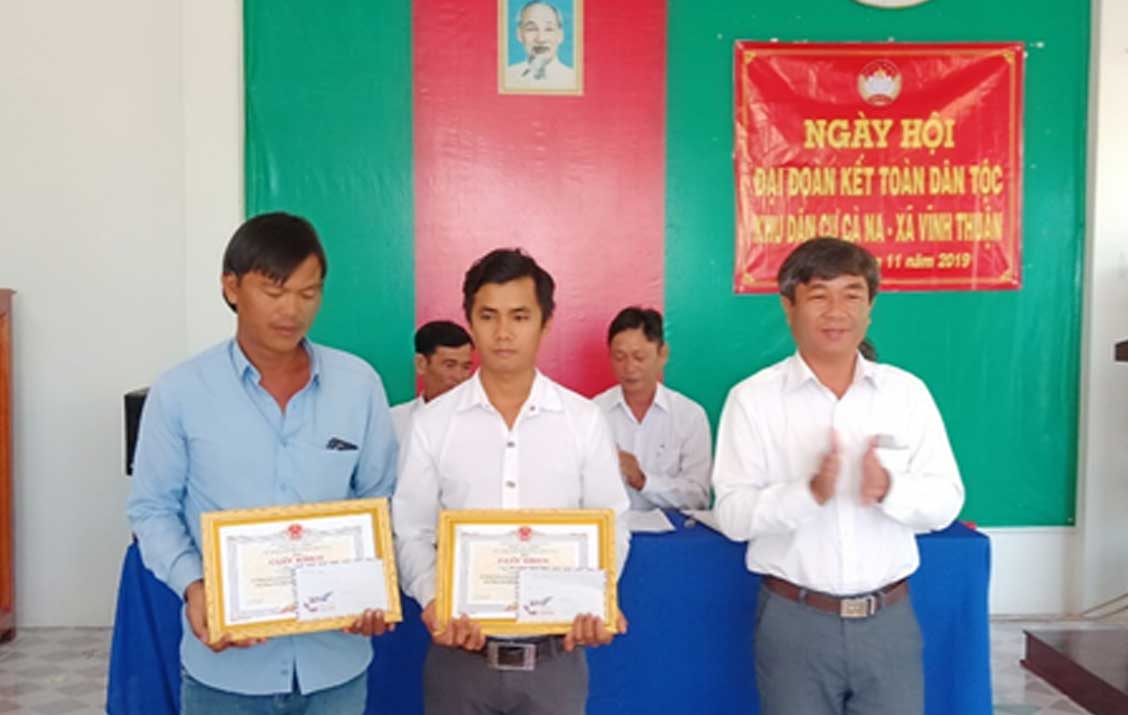 Chủ tịch UBND xã - Nguyễn Chí Thiện trao giấy khen cho các cá nhân tiêu biểu