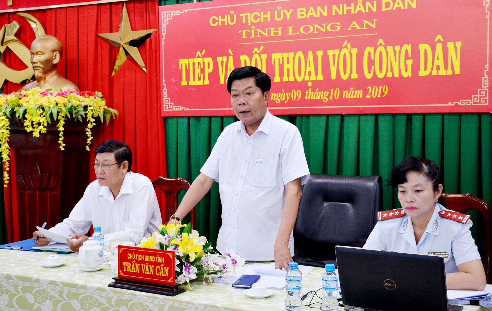 Chủ tịch UBND tỉnh - Trần Văn Cần trong một lần đối thoại, tiếp công dân