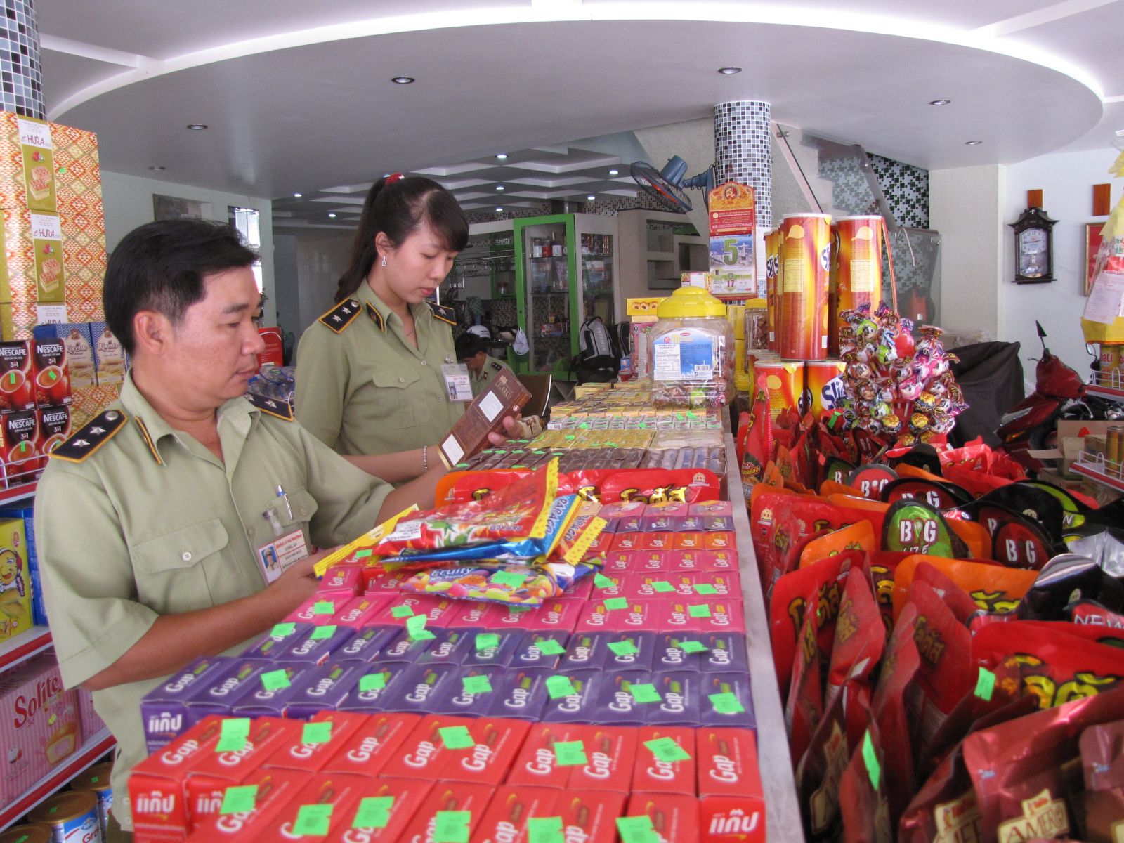 Long An Market Surveillance Department: Peak campaign for checking, controlling year-end market opened Confectionery, sugar, alcohol, cigarettes, cigars and soft drinks were also tested