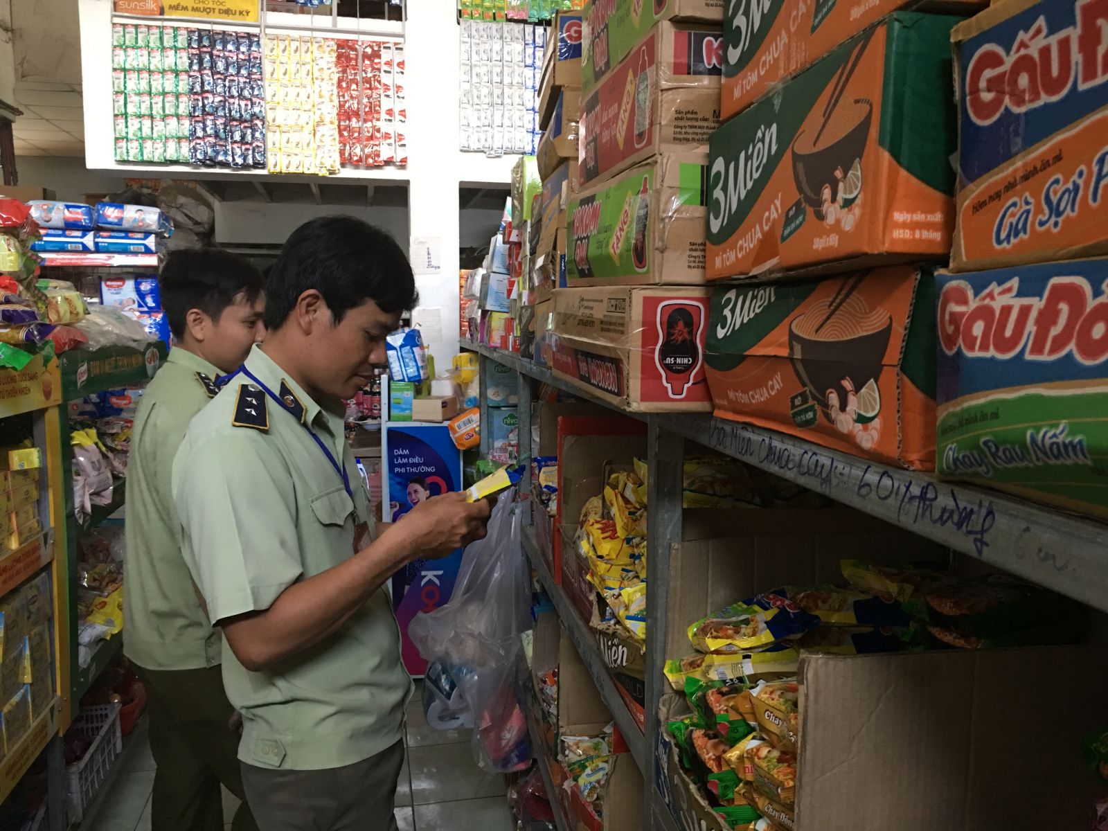 Long An Market Surveillance Department: Peak campaign for checking, controlling year-end market opened The essential commodities, which have great consuming demand in the end of the year will be checked and controlled by Market Surveillance Teams.