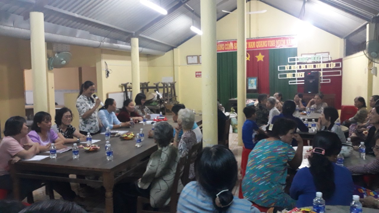 Sinh ít con để xây dựng gia đình no ấm, bình đẳng, tiến bộ, hạnh phúc Hàng tháng, quí, cán bộ dân số phường 1, TP.Tân An đều tuyên truyền về các biện pháp kế hoạch hóa gia đình cho các hộ dân trên địa bàn