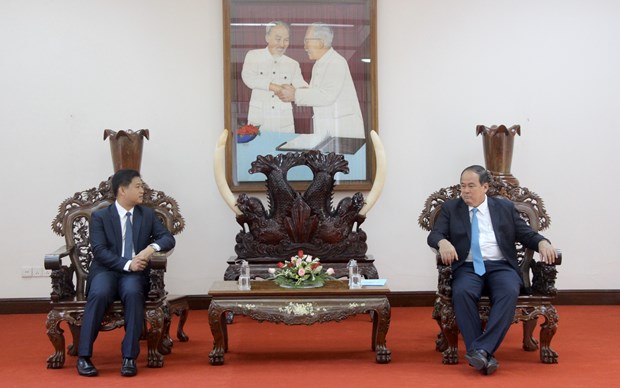An Giang province, Cambodia boost cooperation Chairman of the An Giang provincial People’s Committee Nguyen Thanh Binh (R) and Cambodian Consul General in Ho Chi Minh City Sok Dareth (Photo: VNA)