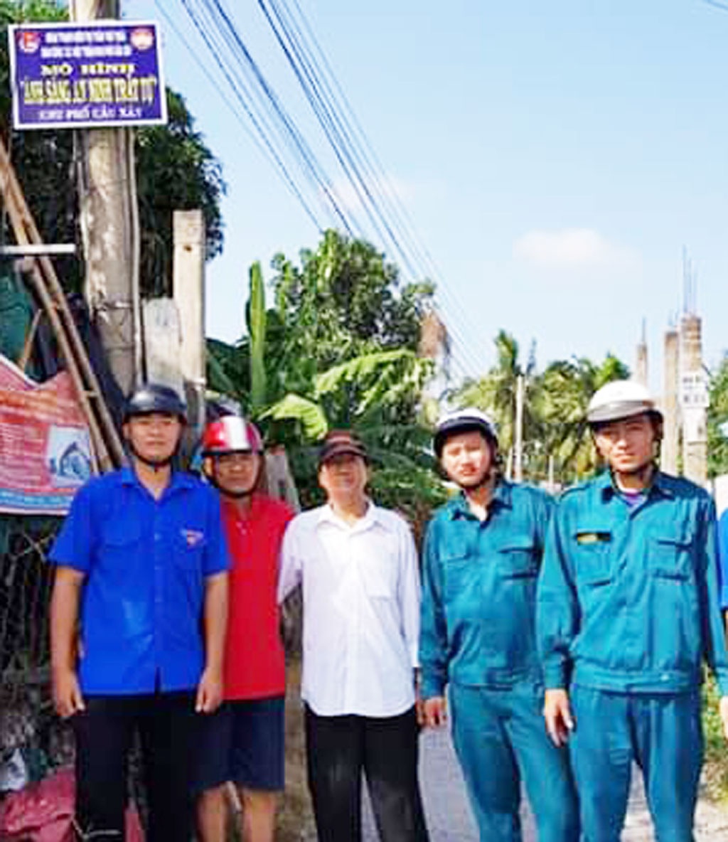 UBMTTQ Việt Nam thị trấn phối hợp Đoàn Thanh niên tổ chức lễ ra mắt mô hình Ánh sáng an ninh, trật tự tại 