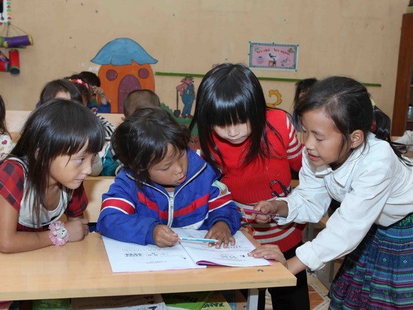 Đa dạng sách giáo khoa: Những ai được quyền lựa chọn? Cần có sách giáo khoa khác nhau phù hợp với từng nhóm đối tượng học sinh. (Ảnh: TTXVN)