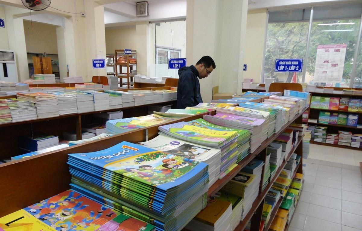 Đa dạng sách giáo khoa: Những ai được quyền lựa chọn? Phụ huynh lựa chọn sách giáo khoa. (Ảnh: TTXVN)