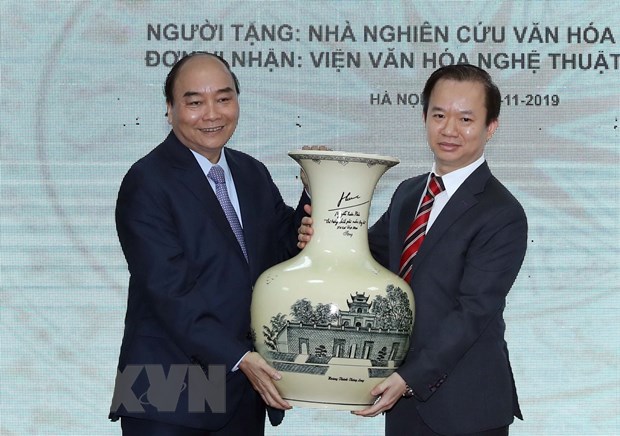 'Phải biến văn hóa trở thành di sản và tạo sinh kế cho người dân' Thủ tướng Nguyễn Xuân Phúc tặng quà lưu niệm Viện Văn hóa nghệ thuật Quốc gia Việt Nam. (Ảnh: Thống Nhất/TTXVN)