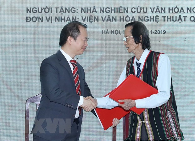 'Phải biến văn hóa trở thành di sản và tạo sinh kế cho người dân' Phó giáo sư-tiến sỹ Bùi Hoài Sơn, Viện trưởng Viện văn hóa nghệ thuật quốc gia Việt Nam và Nhà nghiên cứu văn hóa Nguyễn Hải Liên trao biên bản bàn giao tư liệu văn hóa dân gian Chăm, Raglai. (Ảnh: Thống Nhất/TTXVN)