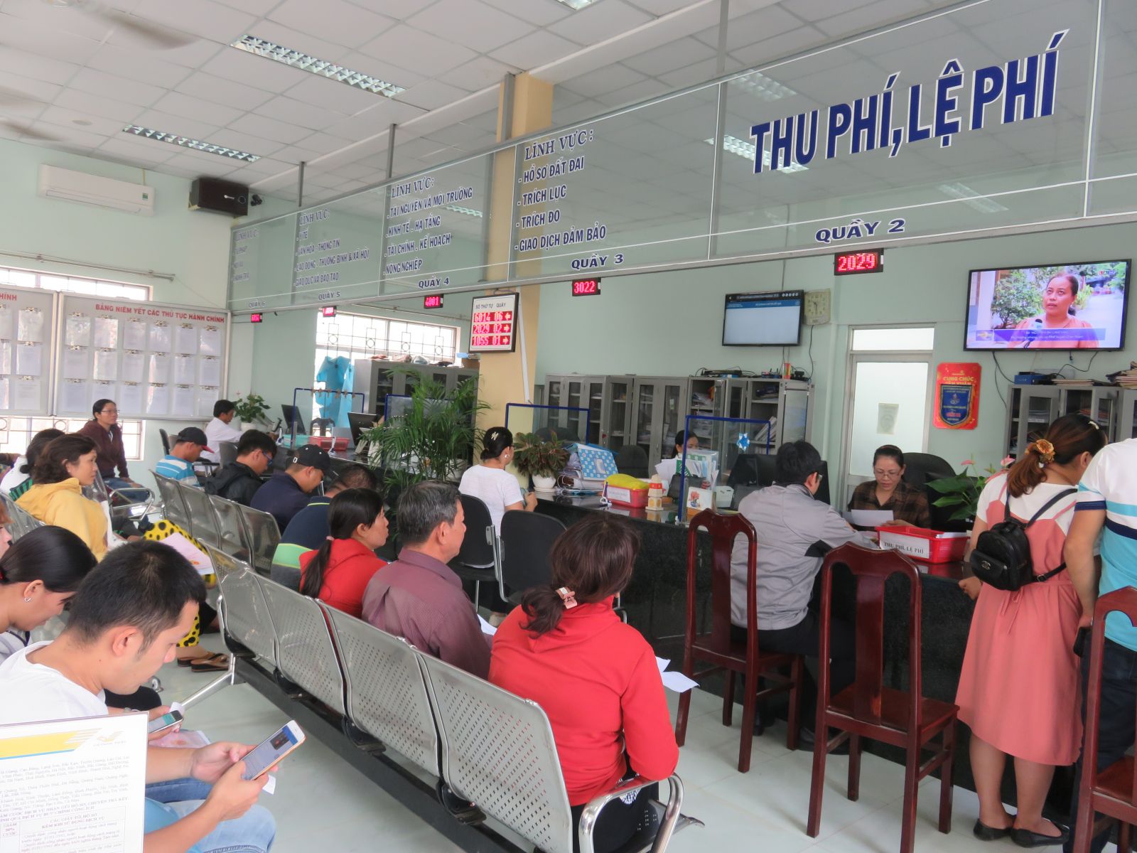 People come to Can Duoc Public Administration Center to carry out administrative procedures