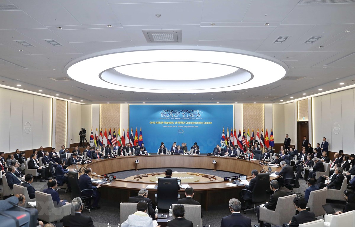 Thủ tướng Nguyễn Xuân Phúc dự phiên thứ hai hội nghị ASEAN-Hàn Quốc Quang cảnh phiên thứ nhất Hội nghị Cấp cao kỷ niệm 30 năm Quan hệ đối thoại ASEAN-Hàn Quốc. (Ảnh: Thống Nhất/TTXVN)