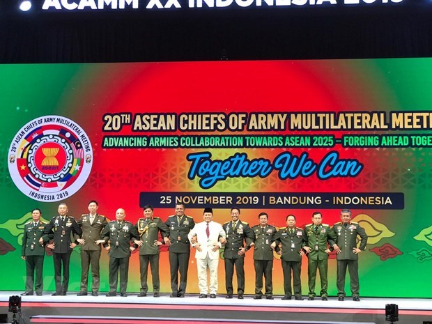 Heads of delegations pose for a photo at the 20th ASEAN Chiefs of Army Multilateral Meeting in Bandung city on November 25 (Photo: VNA)