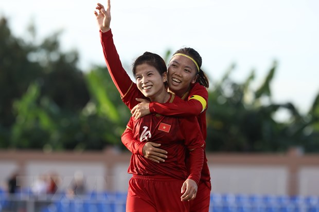 Dương Thị Vân (trước) ăn mừng bàn thắng mở tỷ số cho đội tuyển Việt Nam. (Ảnh: Hoàng Linh/TTXVN)