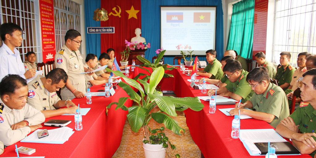 Đẩy mạnh tuyên truyền phân giới, cắm mốc Duy trì giao ban định kỳ trao đổi tình hình biên giới