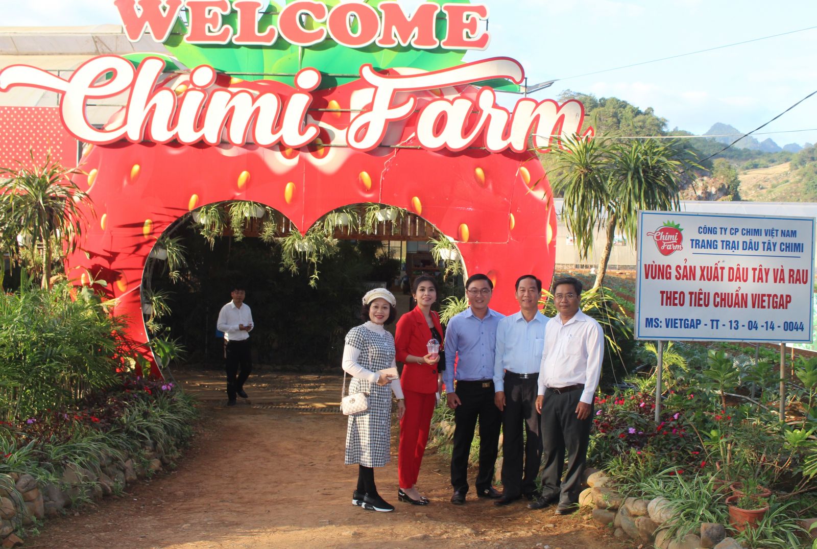 Đoàn đến thăm trang trại dâu tây Chimi Farm