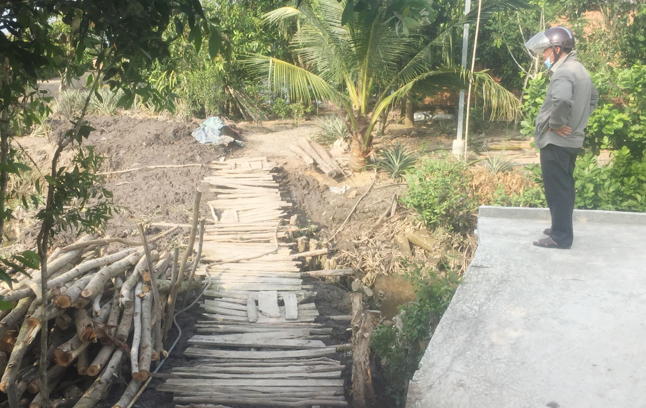 Hộ gia đình ông Nguyễn Văn Hồng liên tục khiếu nại công trình công cộng thi công lắp đặt cống thoát nước tại ấp 3, xã Long Thuận