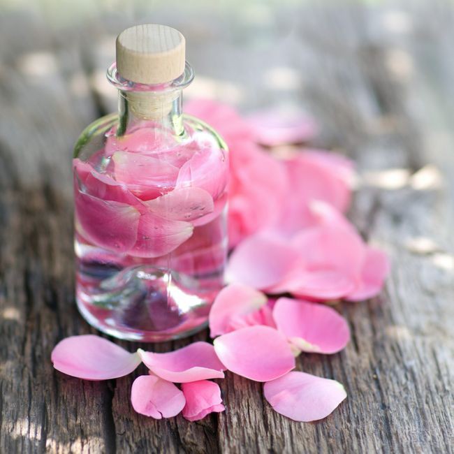 Nước hoa hồng: Nước hoa hồng giúp làm da se chặt tự nhiên. Nước hoa hồng còn giàu khoáng chất giúp thu hẹp lỗ chân lông, giữ cho da khỏe mạnh, bảo vệ da khỏi mụn và các vấn đề về da khác.