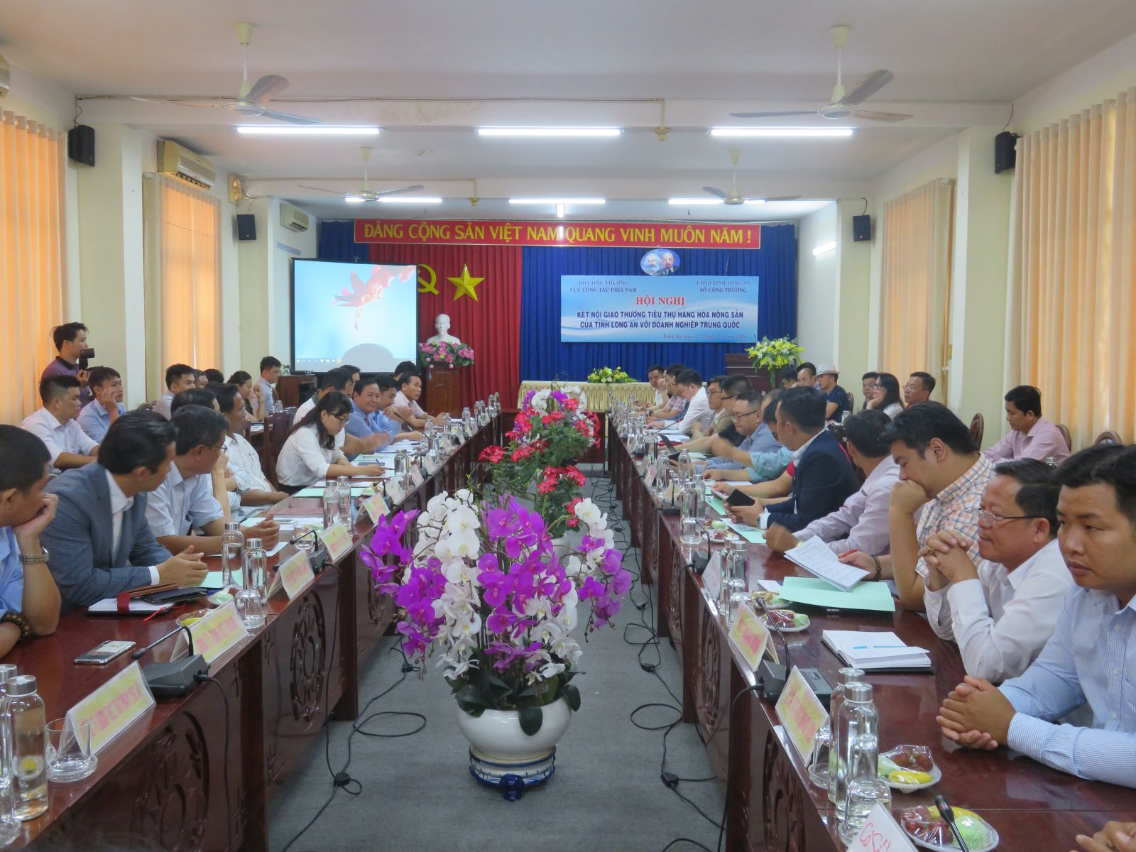 Long An connects agricultural goods consumption with Chinese enterprises Delegates attend the conference