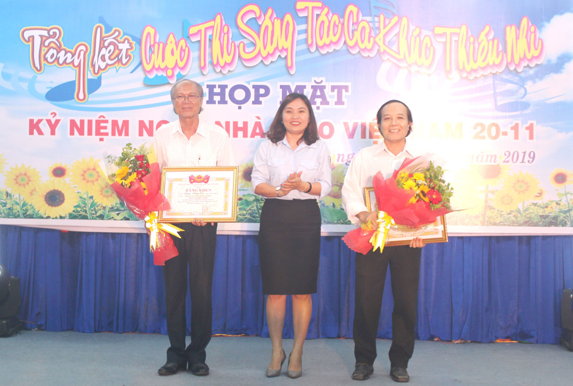 Phó Bí thư Tỉnh đoàn, Chủ tịch Hội đồng Đội tỉnh - Lê Thị Cảm Tú trao giải nhì cho 2 tác giả: Diệp Vàm Cỏ (bìa trái) và Nguyễn Quốc Thông (bìa phải)