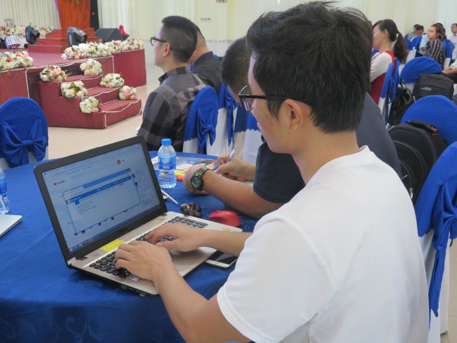 Long An: Entrepreneurs instructed about e-commerce business Entrepreneurs can open an online store on Lazada and sell their products