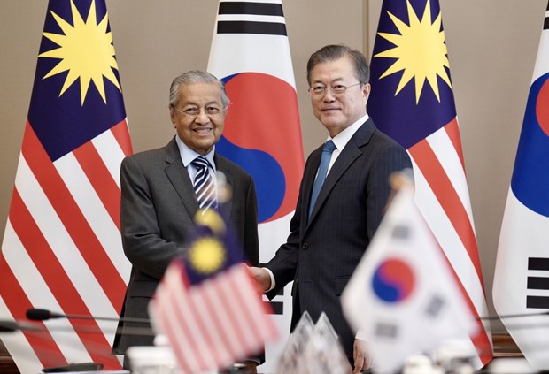 Korean, Malaysian leaders agree to lift ties to strategic partnership Korean President Moon Jae-in (R) and Malaysian Prime Minister Mahathir Mohamad (Photo: Yonhap)