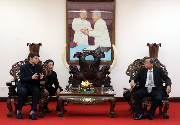 Vatican special envoy Archbishop Marek Zalewski meets An Giang leaders Vice Chairman of the provincial People’s Committee Le Van Nung (R) and Archbishop Marek Zalewski at the meeting on November 28 (Photo: VNA)