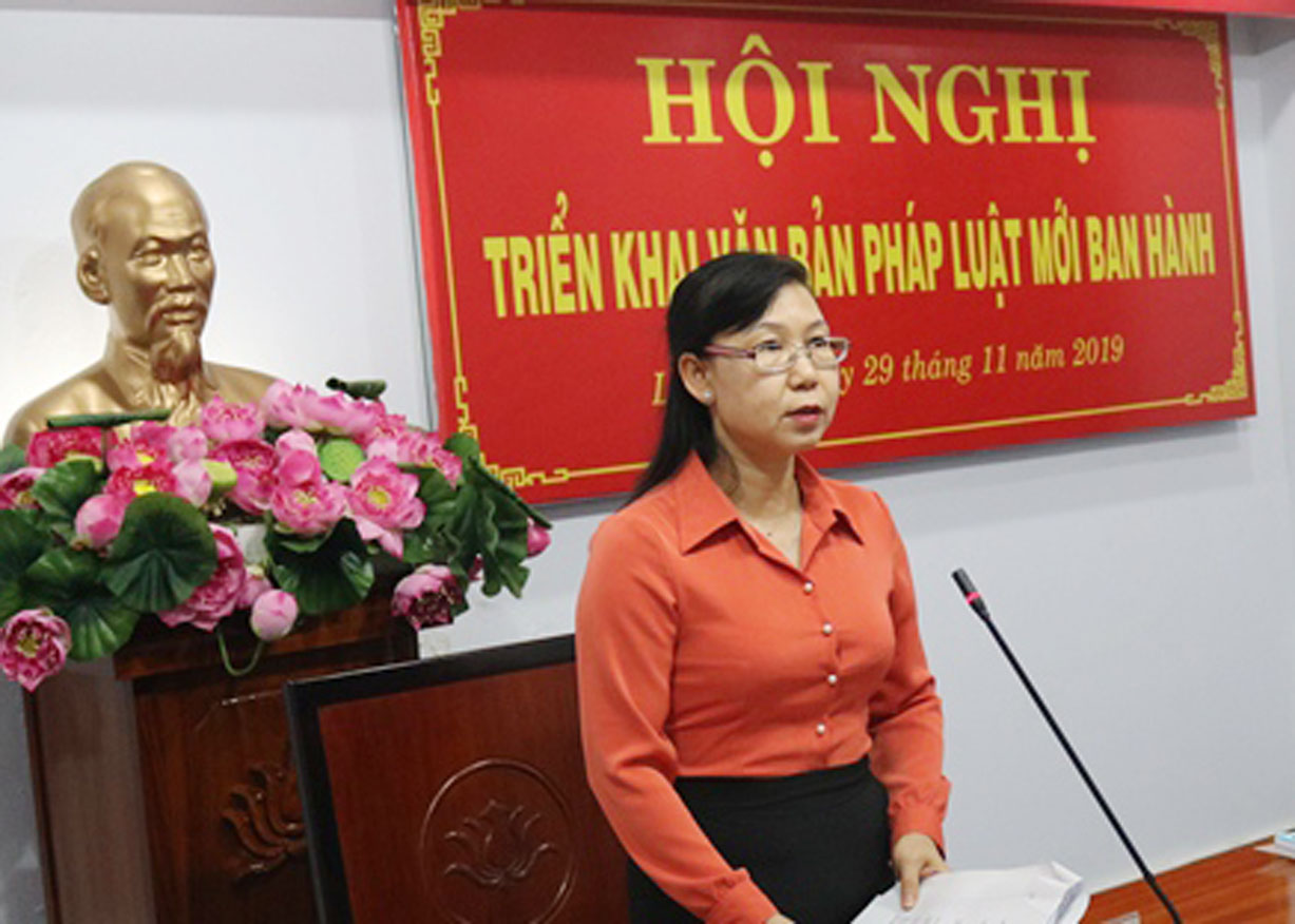 Bà Phan Thị Mỹ Dung - Phó Giám đốc phụ trách Sở Tư pháp - Phó Chủ tịch Thường trực Hội đồng tỉnh chủ trì Hội nghị