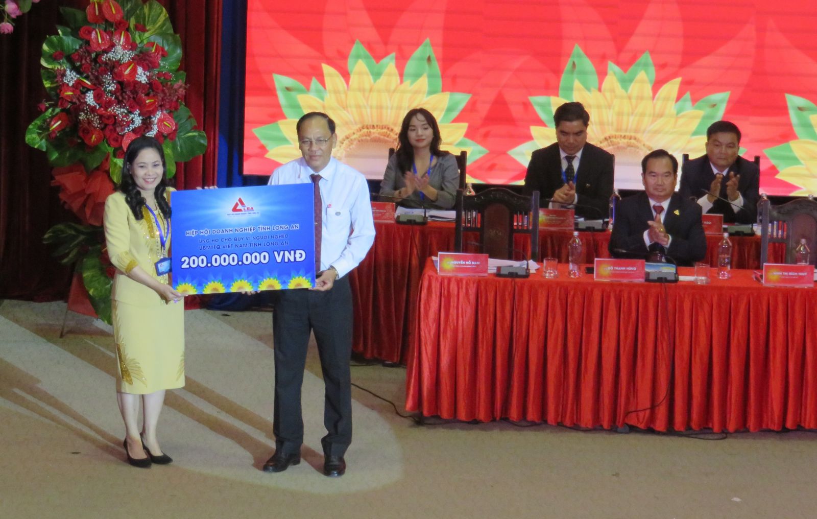 Long An: Mr. Vo Quoc Thang re-elected Chairman of Long An Business Association for course III, term 2019 - 2024 Representative of the Executive Committee of the Association sends the donation to the Fund for the Poor through the Vietnam Fatherland Front Committee of Long An Province
