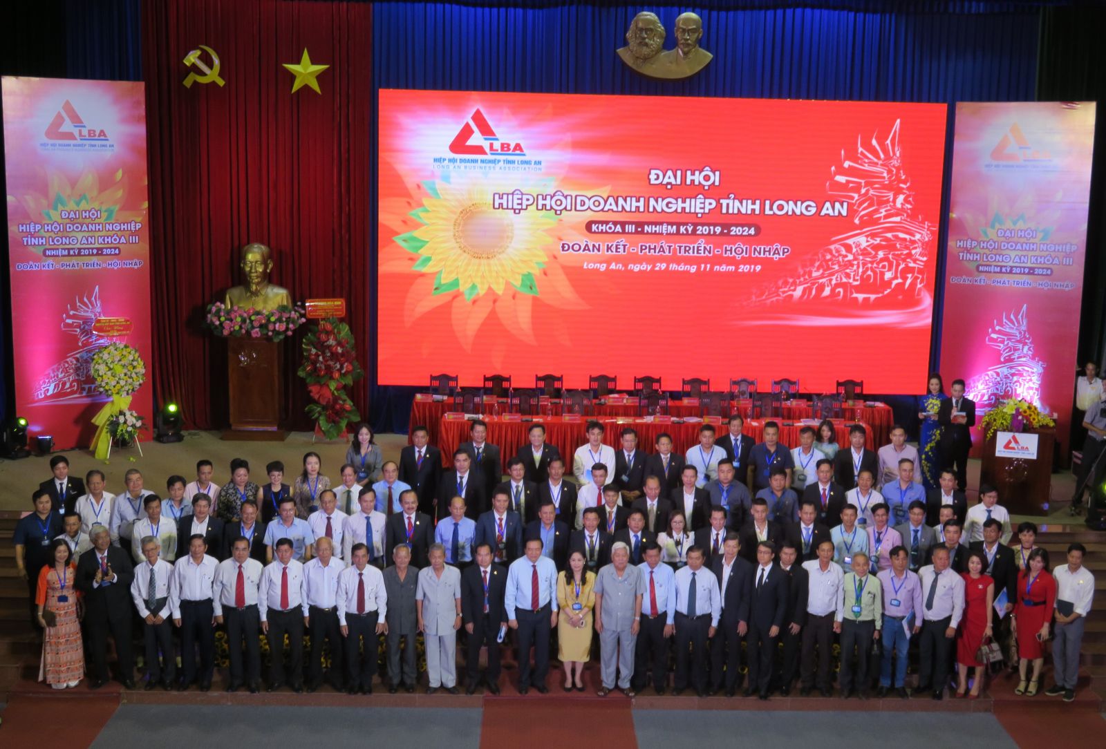 Long An: Mr. Vo Quoc Thang re-elected Chairman of Long An Business Association for course III, term 2019 - 2024 Provincial leaders, former provincial leaders of the previous term take souvenir photos with members of the Association and businesses