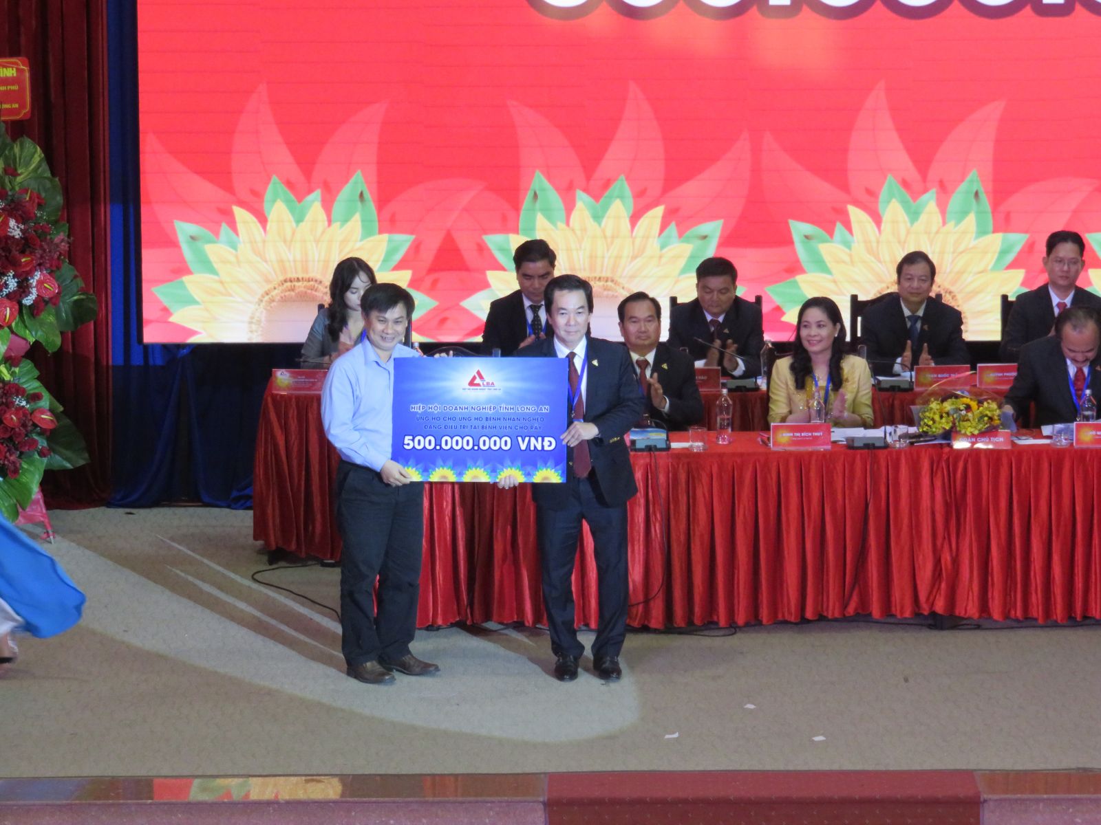 Long An: Mr. Vo Quoc Thang re-elected Chairman of Long An Business Association for course III, term 2019 - 2024 Representative of the Executive Committee of the Association awarded the amount of support to the poor patients who are being treated at Cho Ray Hospital