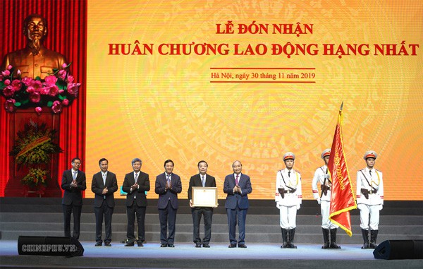 Thủ tướng Nguyễn Xuân Phúc trao Huân chương Lao động hạng Nhất cho Bộ Khoa học và Công nghệ