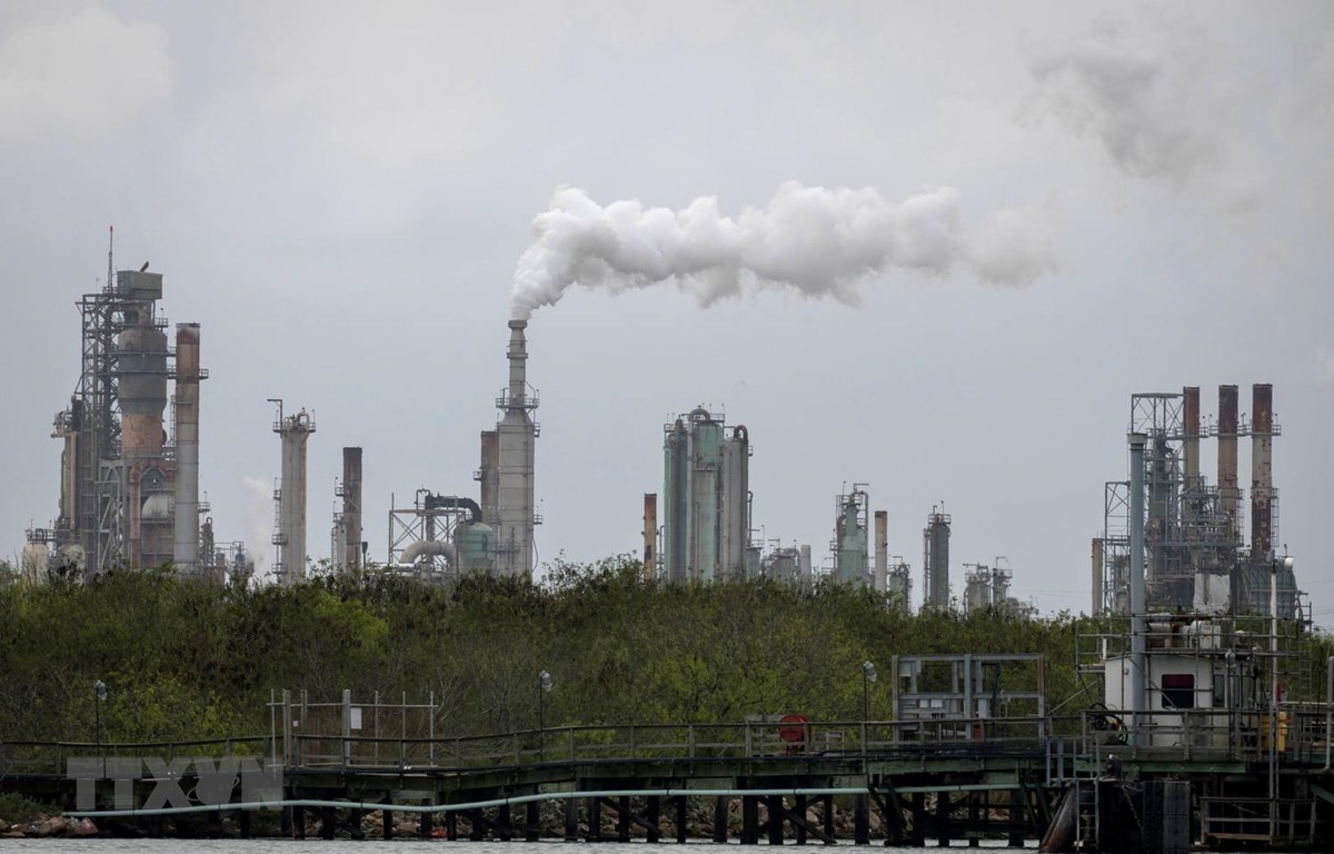 Một nhà máy lọc dầu ở gần Corpus Christi, bang Texas của Mỹ. (Ảnh: AFP/TTXVN)