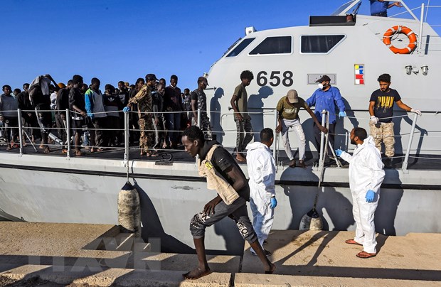 Người di cư sau khi được giải cứu ở ngoài khơi thành phố Khoms, cách thủ đô Tripoli (Libya) khoảng 120km về phía Đông ngày 1/10/2019. (Nguồn: AFP/TTXVN)
