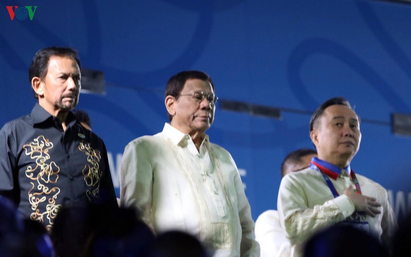 Tổng thống của Philippines, ông Rodrigo Duterte (giữa) tham dự Lễ khai mạc SEA Games 30.