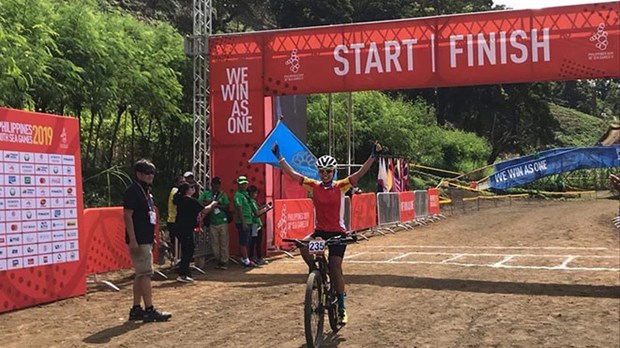 SEA Games 30: Vietnam bag three gold medals Cyclist Dinh Thi Nhu Quynh at the finish line (Photo: VNA)