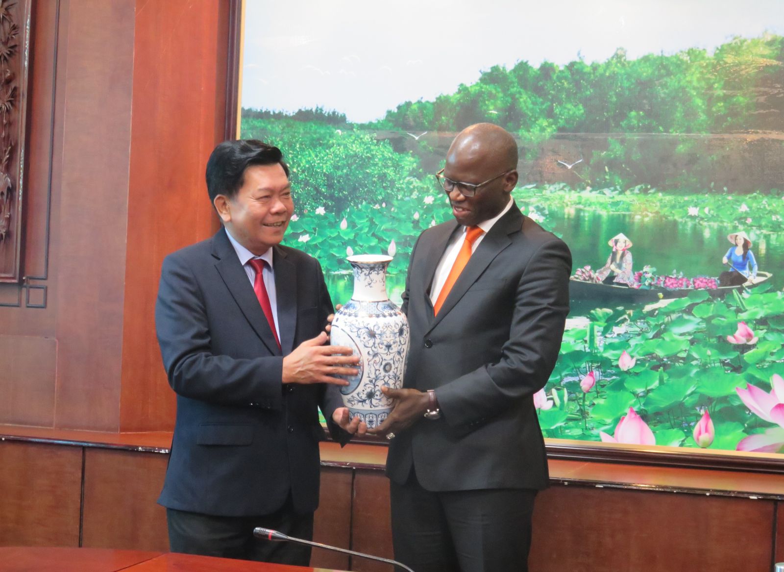 Chairman of Long An Provincial People's Committee - Tran Van Can presents gifts to Country Director, World Bank in Vietnam - Mr. Ousmane Dione