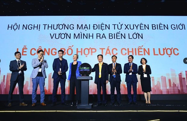 Các lãnh đạo tại lễ công bố đối tác chiến lược giữa T&T Group, SHB và Amazon. (Ảnh: CTV/Vietnam+)