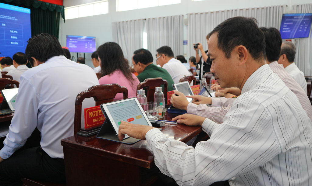 Đại biểu HĐND tỉnh truy cập, sử dụng tài liệu kỳ họp và biểu quyết trên máy tính bản