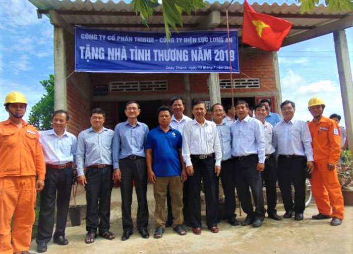 Địa phương luôn tích cực vận động mạnh thường quân, doanh nghiệp trên địa bàn huyện hỗ trợ nhà ở cho hộ nghèo, cận nghèo