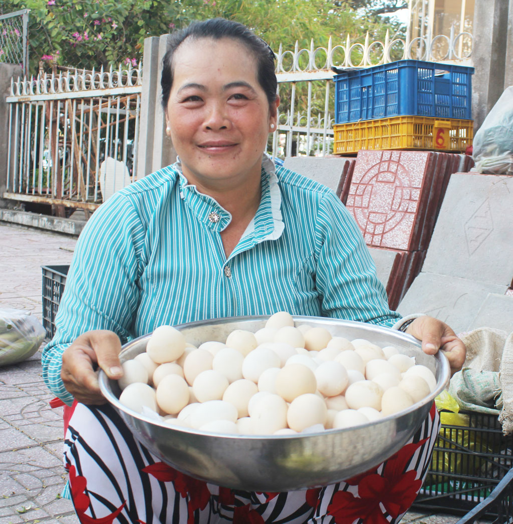 Do bị thương lái ép giá nên bà Phạm Thị Thanh Trang đem trứng gà vườn, đồng thời mua thêm búp sen của người dân xung quanh nhà đem lên TP.Tân An bán kiếm lời trang trải cuộc sống