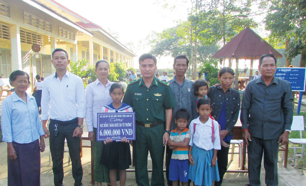 Chương trình Nâng bước em tới trường được Đồn Biên phòng Bến Phố triển khai hiệu quả