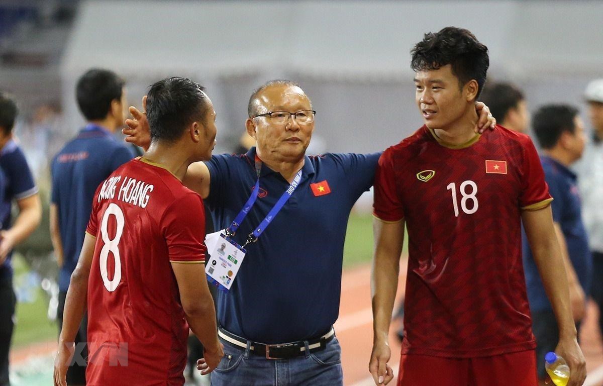 U22 Việt Nam sẽ giải mã 'ẩn số' U22 Campuchia thế nào? Trong ảnh: HLV Park Hang-seo cùng các cầu thủ U22 Việt Nam sẽ đối phó U22 Campuchia thế nào? (Ảnh: Hoàng Linh/TTXVN)