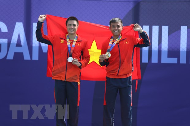 Lý Hoàng Nam (phải) có tấm HCV lịch sử cho quần vợt Việt Nam. (Ảnh: Hoàng Linh/TTXVN)