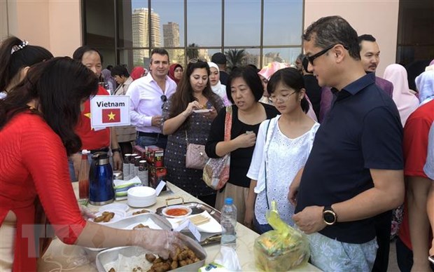 Khách tham quan và thưởng thức ẩm thực Việt Nam tại Hội chợ Từ thiện Quốc tế Bazaar 2019. (Ảnh: Việt Khoa/TTXVN)