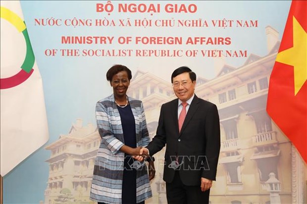 Deputy Prime Minister and Foreign Minister Pham Binh Minh (R) and OIF Secretary General Louise Mushikiwabo (Photo: VNA)