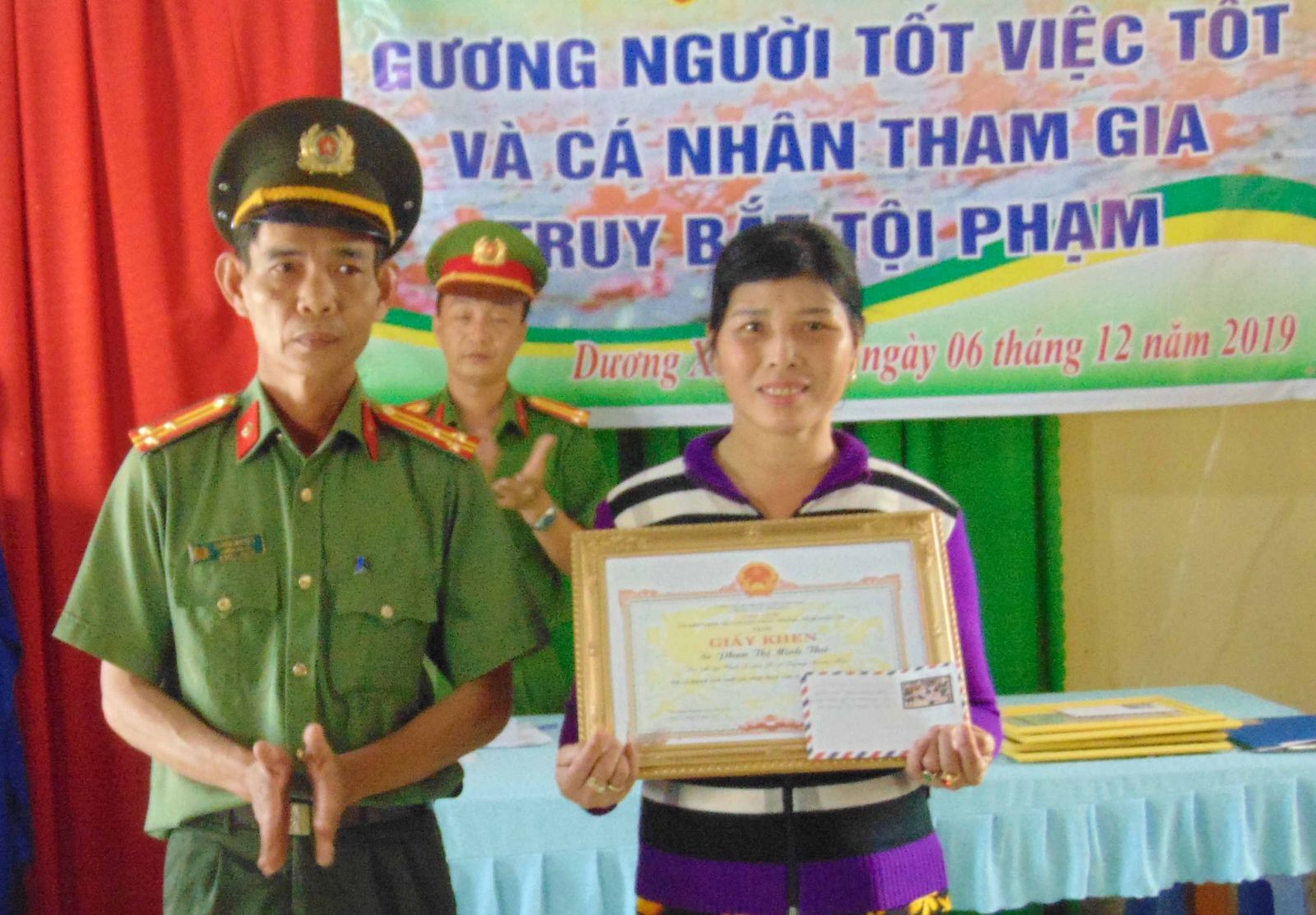 Trao giấy khen của chủ tịch UBND huyện cho chị Phan Thị Minh Như
