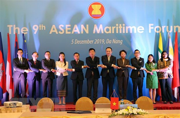 Các đại biểu dự Diễn đàn Biển ASEAN chụp ảnh chung. (Ảnh: Nguyễn Sơn/TTXVN)